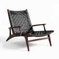 Houten fauteuil met zwart gevlochten zitvlak en een afmeting van 60 x 70 x 80cm
