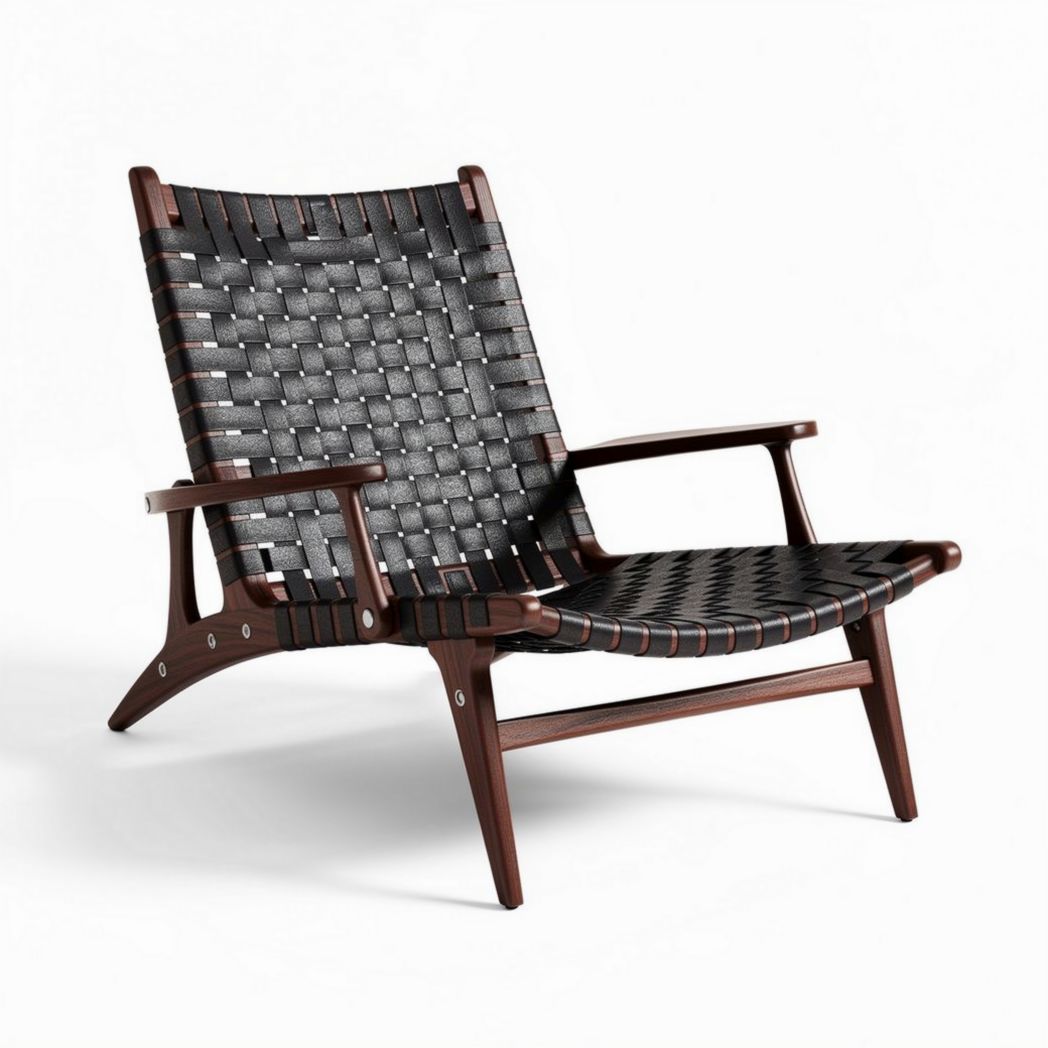 Houten fauteuil met zwart gevlochten zitvlak en een afmeting van 60 x 70 x 80cm